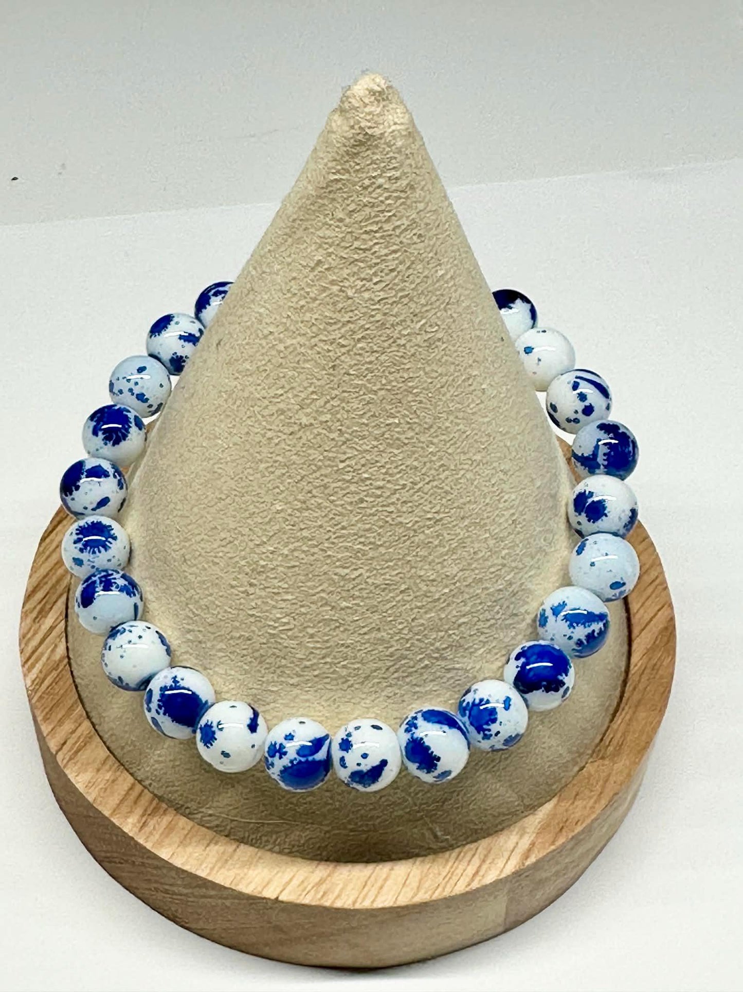Single Strand Blue and White Splatter Beaded Stretch Bracelet