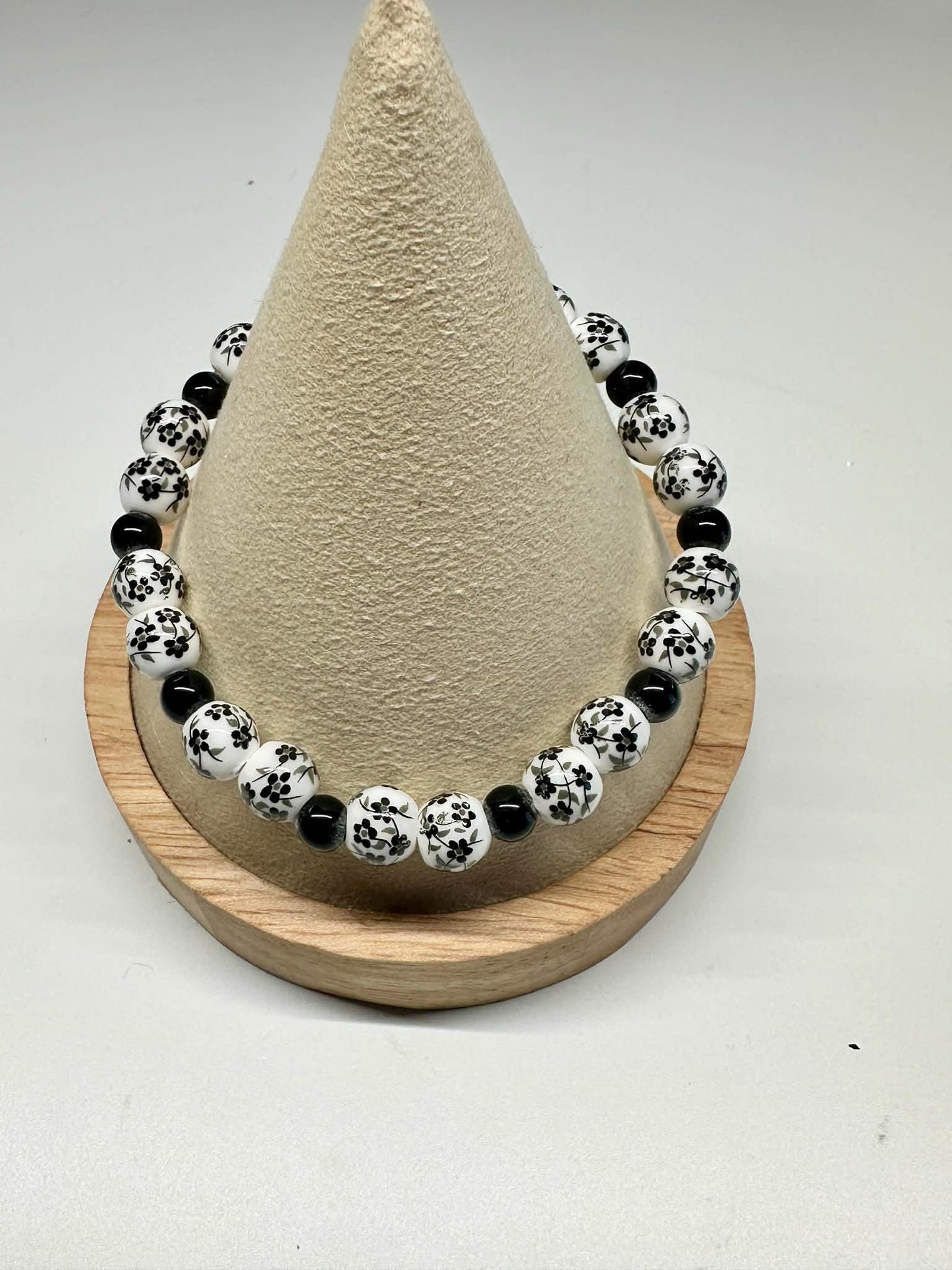 Single Strand Black & White Flower Stretch Bracelet