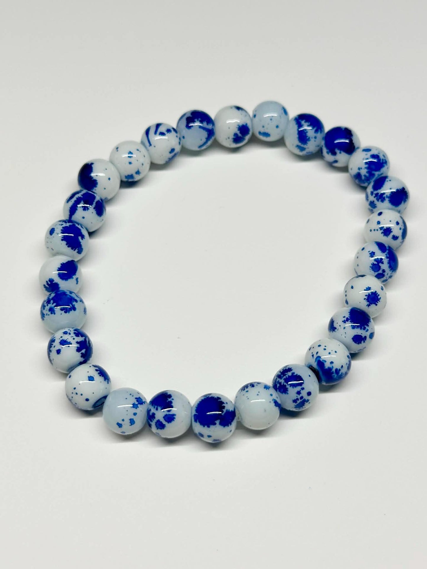 Single Strand Blue and White Splatter Beaded Stretch Bracelet