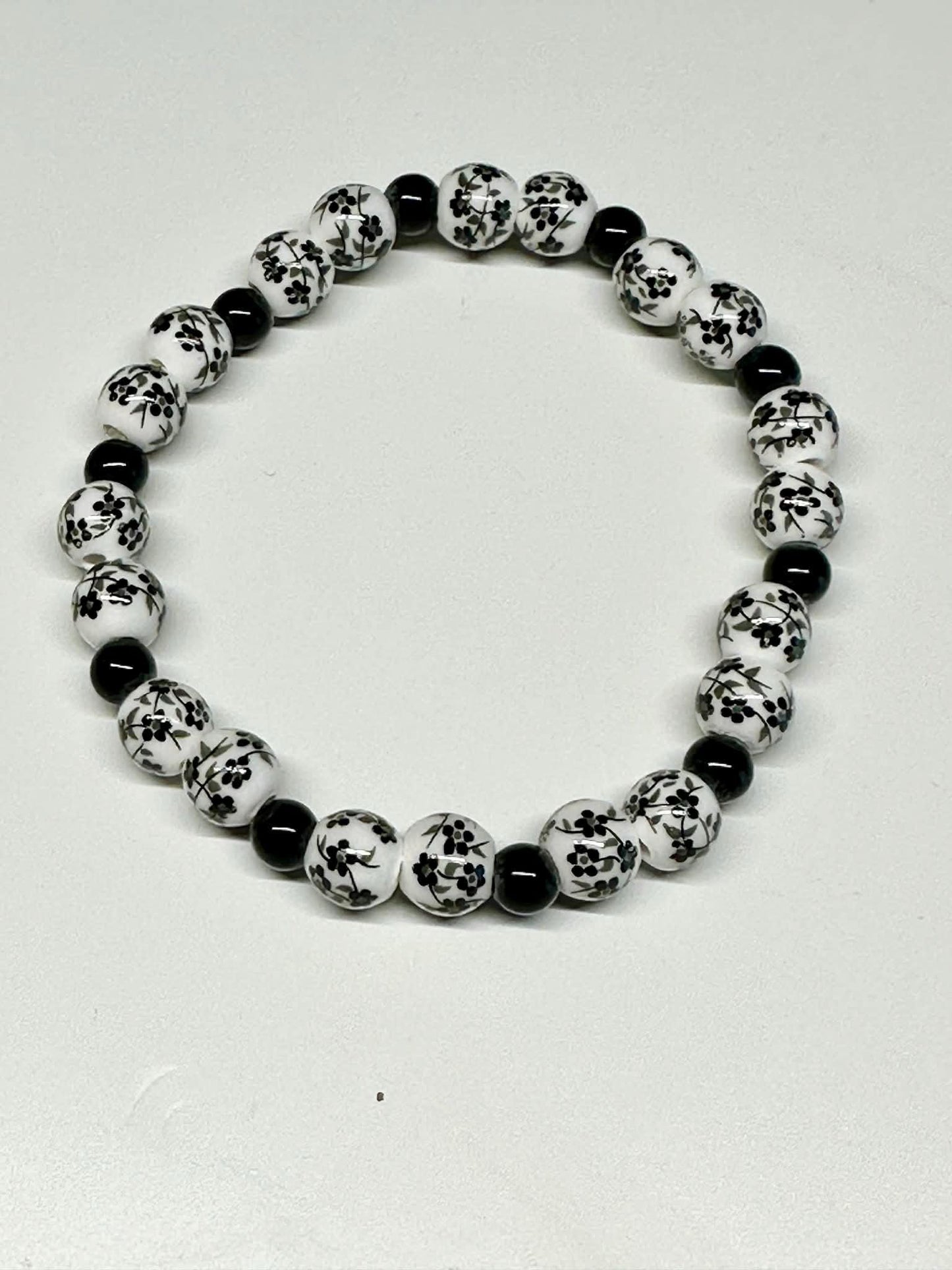 Single Strand Black & White Flower Stretch Bracelet